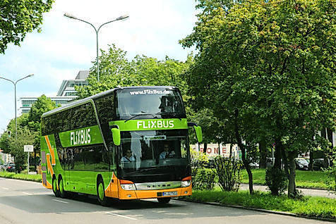 Doppelstöckiger FlixBus fährt in grüner Umgebung