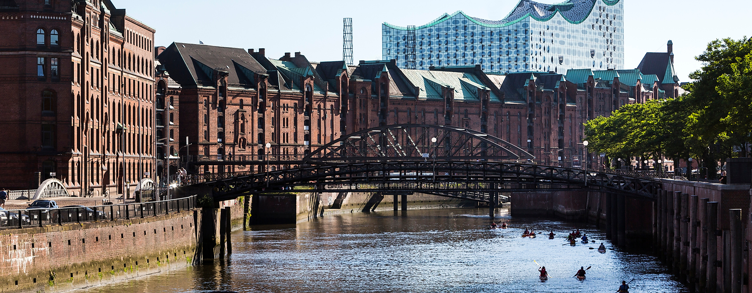 Blick über den Fleet der Speicherstadt mit Elbphilharmonie im Hintergrund bei Sonnenschein