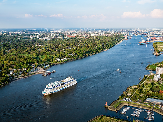 hamburg-maritim_schiffsausfahrt_elbe_c-andreas-vallbracht
