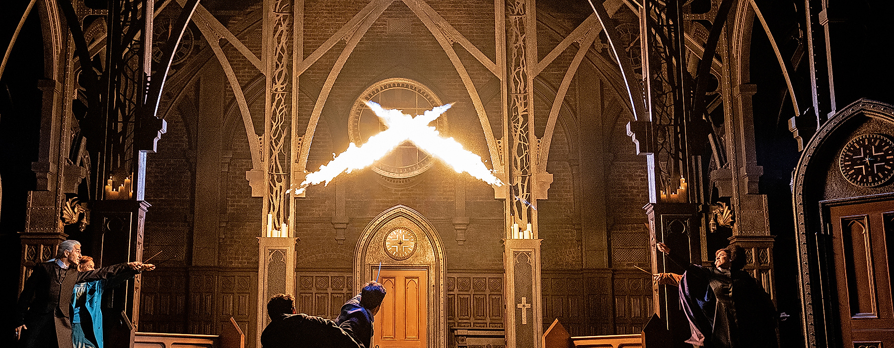 Szenenbild Harry Potter und das verwunschene Kind: Zauberei auf der Bühne mit Flammen