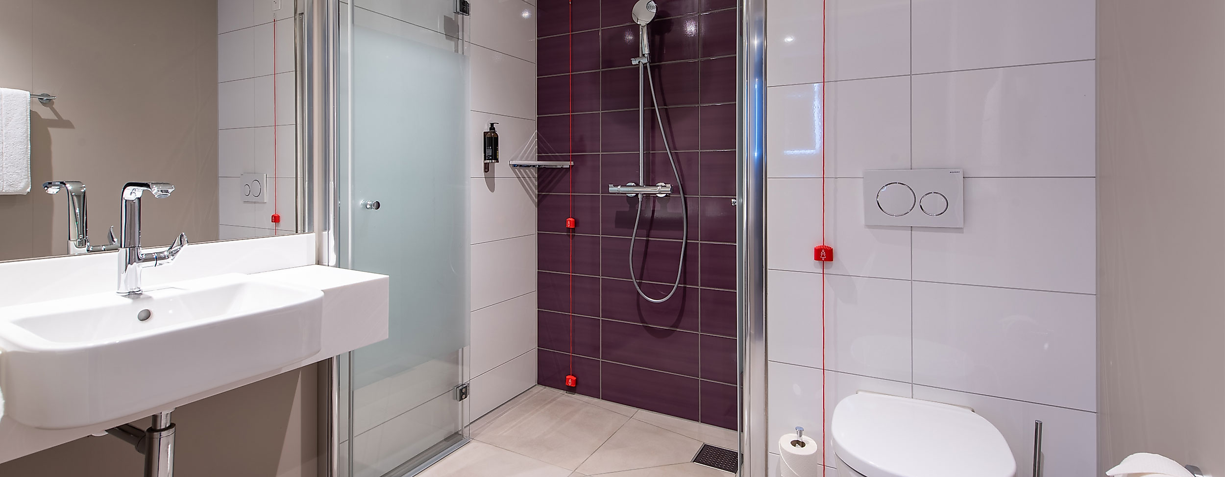 Disabled bathroom Premier Inn Hamburg St. Pauli