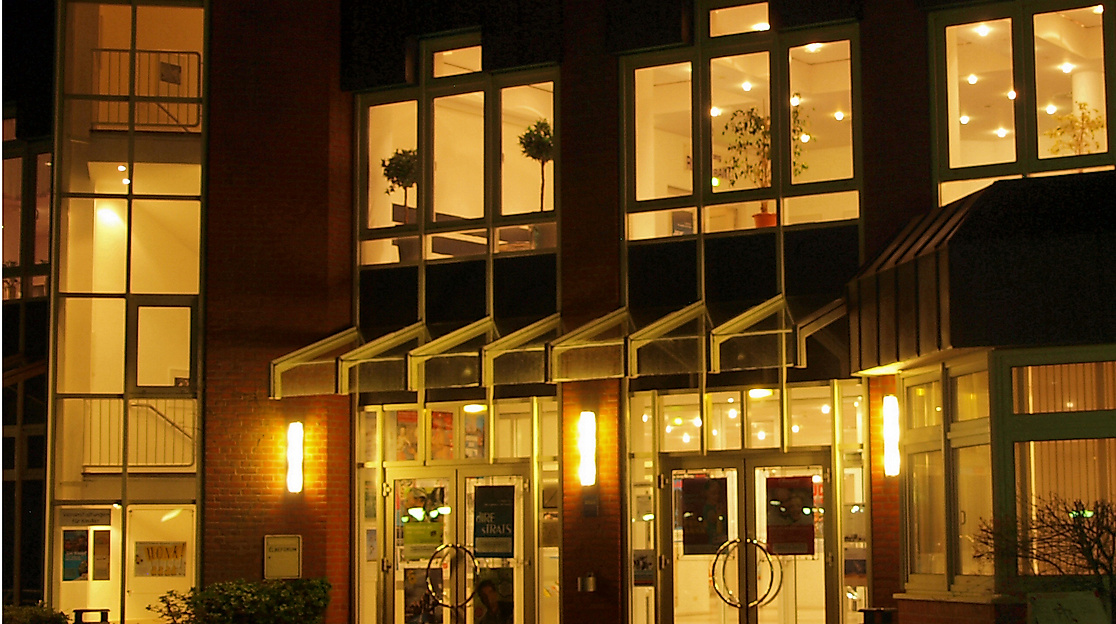 Elbeforum Brunsbüttel: Außenansicht bei Nacht