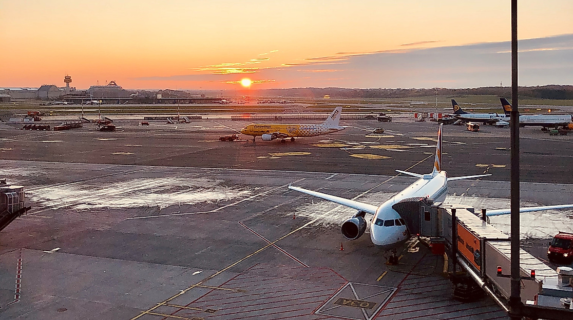 Rollfeld bei Sonnenuntergang Flughafen Hamburg