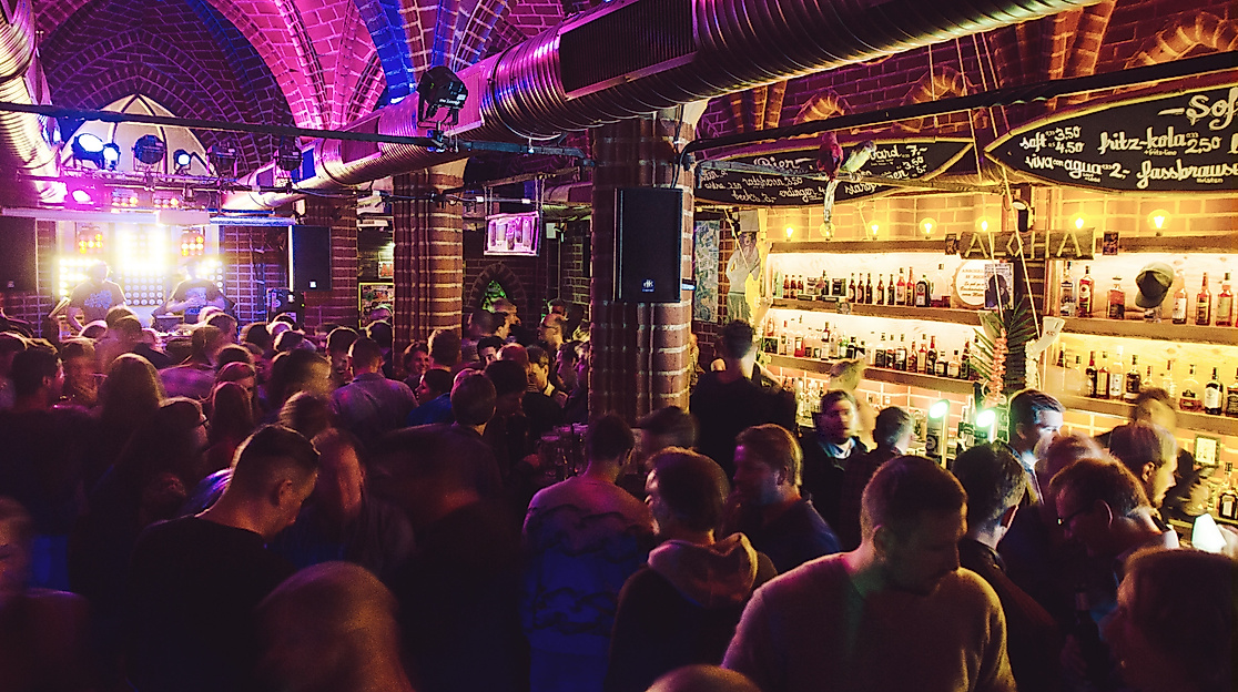 freundlich-und-kompetent_c-jonas-walzberg-4