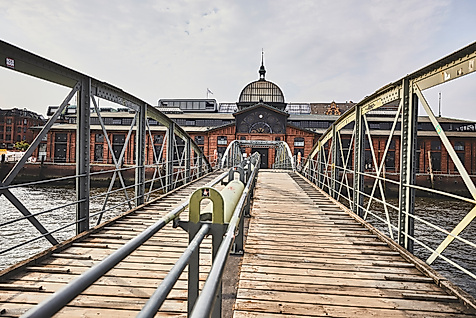 Zugang über Metallsteg zur Fischauktionshalle am Hamburger Fischmarkt mit Blick auf die Kuppel.