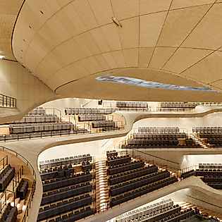 Ausschnitt Sitzreihen des großen Saals der Elbphilharmonie