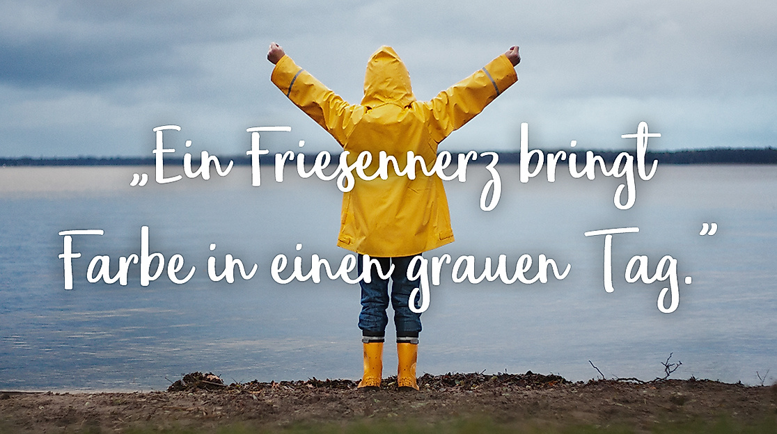 Ein Friesennerz bringt Farbe in einen grauen Tag.