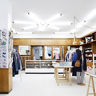 Lichtdurchfluteter Concept Store Human Empire Shop mit Designprodukten, Mode und Illustrationen in Hamburg.