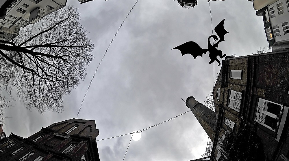 Wohnt der Drache hier im Hinterhof?