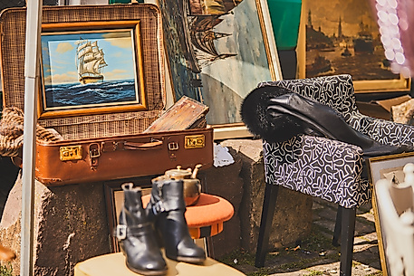 Stiefel, Bilder und Antiquitäten an einem bunten Verkaufsstand auf dem Flohmarkt Flohschanze in Hamburg