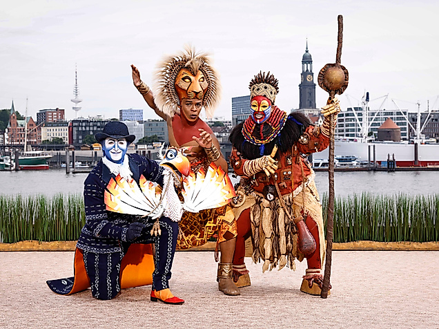 Musicaldarsteller im Loewenkostuem am Hamburger Hafen