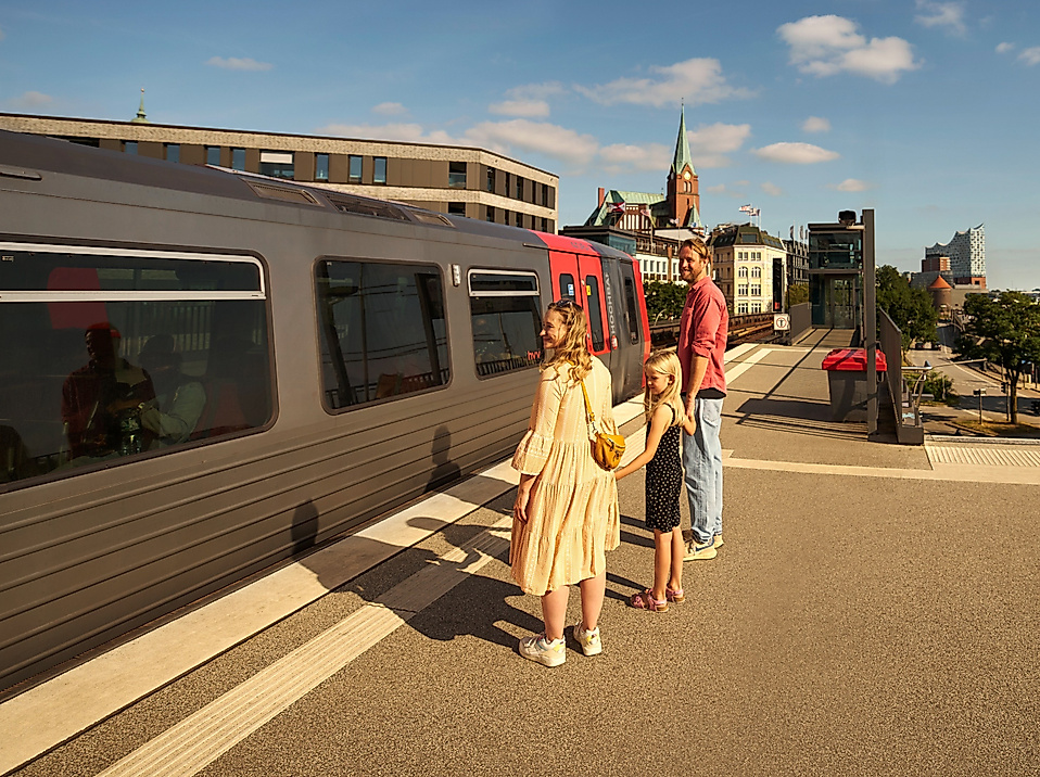 Familie vor U-Bahn im Hamburger Nahverkehr