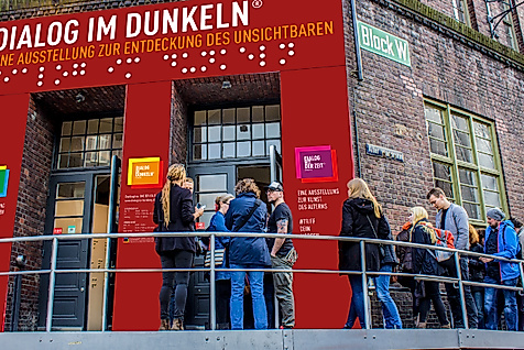 rechte-dialoghaus-hamburg-besucherschlange-aussen_neu-alle-logos-2_1