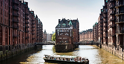 web-l-barkasse-wendet-in-der-speicherstadt-c-mediaserver-hamburg-joerg-modrow