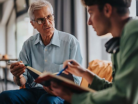 Alter und junger Mann unterhalten sich