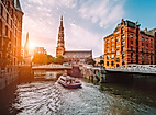 Kanal mit Barkasse in der UNESCO Speicherstadt in Hamburg