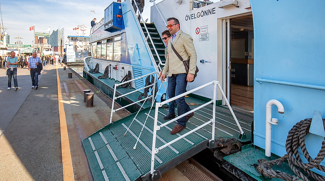 Blindes Paar auf einer Hafenfähre