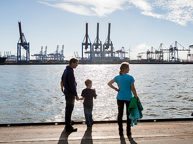 Familie am Hafen in Hamburg