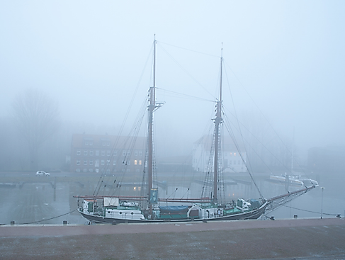 Hafen im Nebel