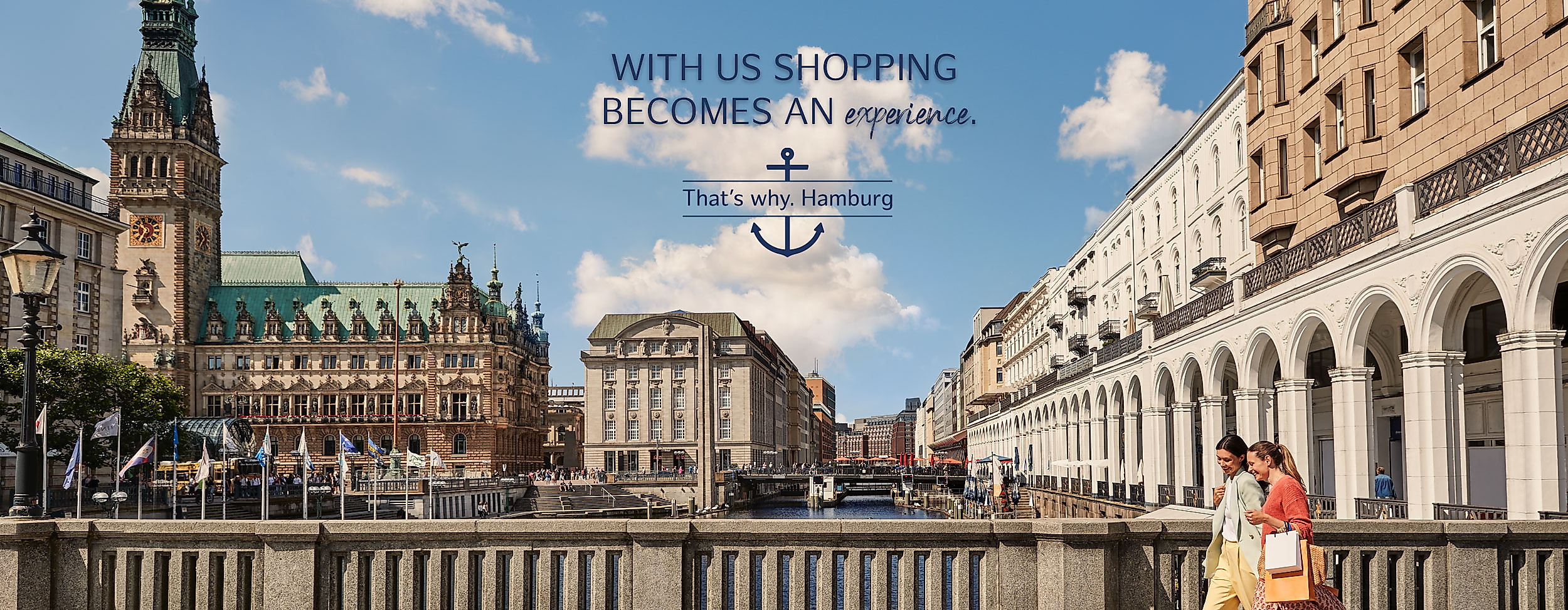 Zwei Frauen beim Shopping in der Nähe vom Rathausmarkt in Hamburg