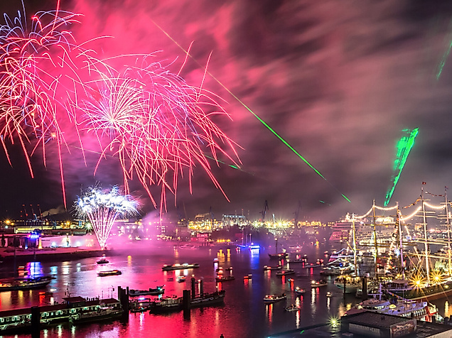 Blick auf Feuerwerk im Hamburger Hafen