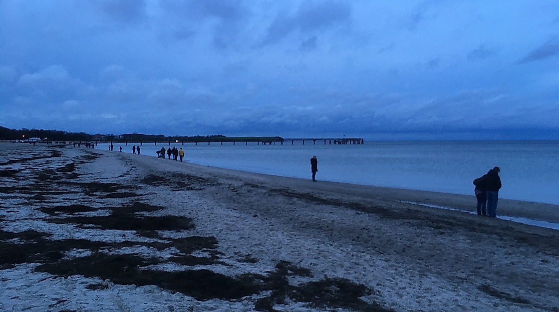Der Strand leuchtet. Erleben Sie die Nacht am Strand in einem ganz neuen Licht