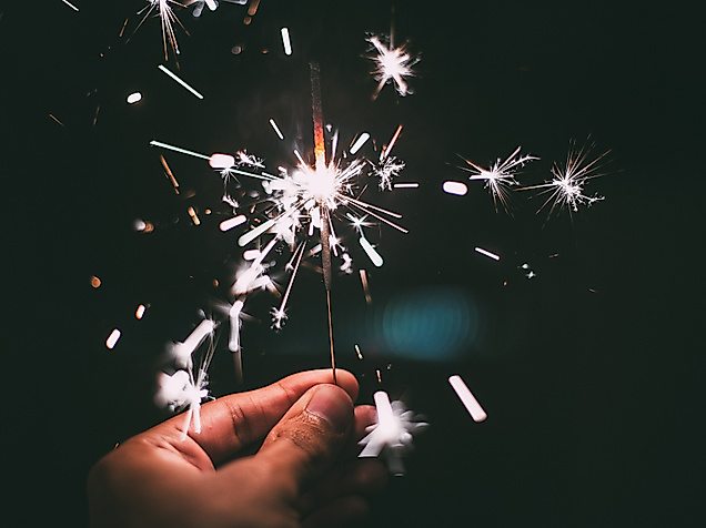 Hand hält Wunderkerze 