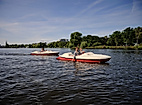 Zwei Treetbote auf der Alster