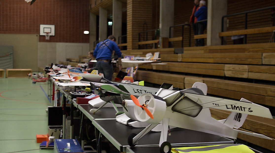 Indoor-Flugtag mit Modellschiff-Ausstellung