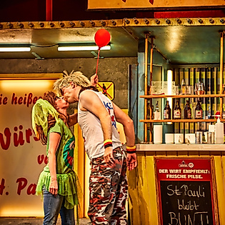 Szenenbild Heiße Ecke: Zwei Menschen küssen sich