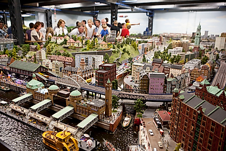 Modell der Hamburger Landungsbrücken mit Hafen im Hamburgabschnitt des Miniatur Wunderlands