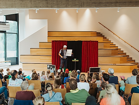 Käptn Kümmel 2024 Mann zaubert © TALB Joelle Dörnath