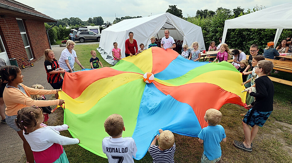 Kirchenzelt auf dem Campingplatz Achtern Diek
