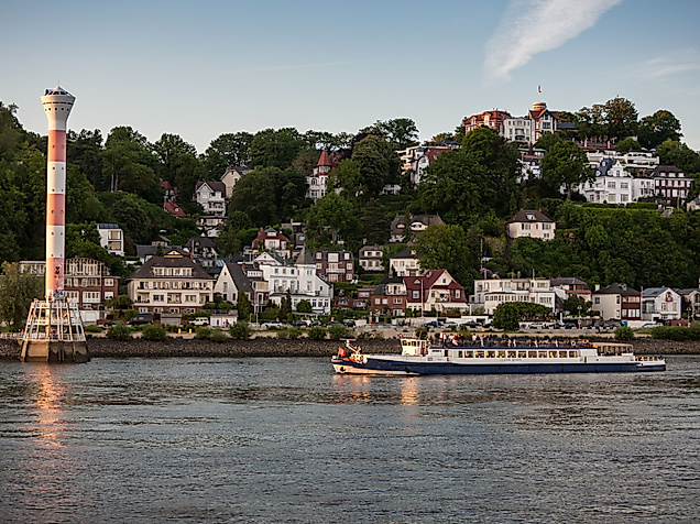 Schiff auf der Elbe vor dem Elbvorort Blankenese mit Leuchtturm und Villen am Hang