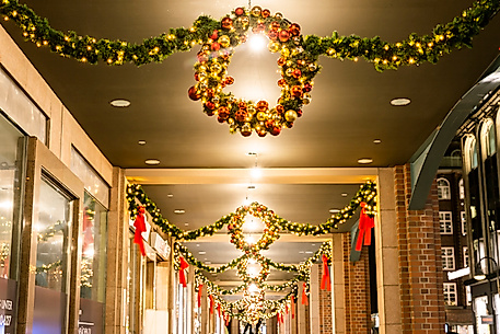 Festlich geschmückte Passage mit Lichterkränzen und Tannengirlanden in weihnachtlicher Abendstimmung