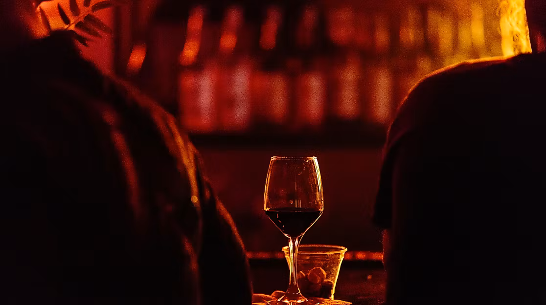 nachtleben-bar1910-c-unsplash-alexander-popov