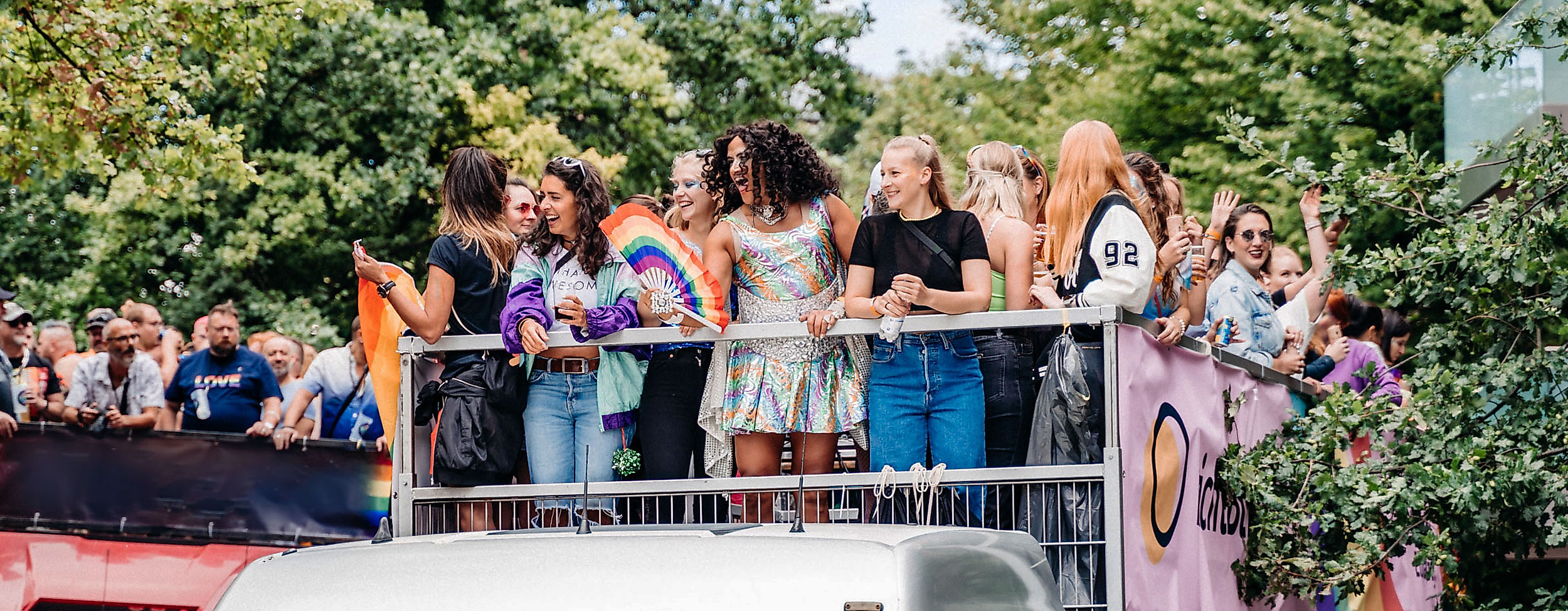 Menschen feiern auf einem CSD-Wagen in Hamburg – queere Sichtbarkeit, Vielfalt und Gemeinschaft bei der Pride