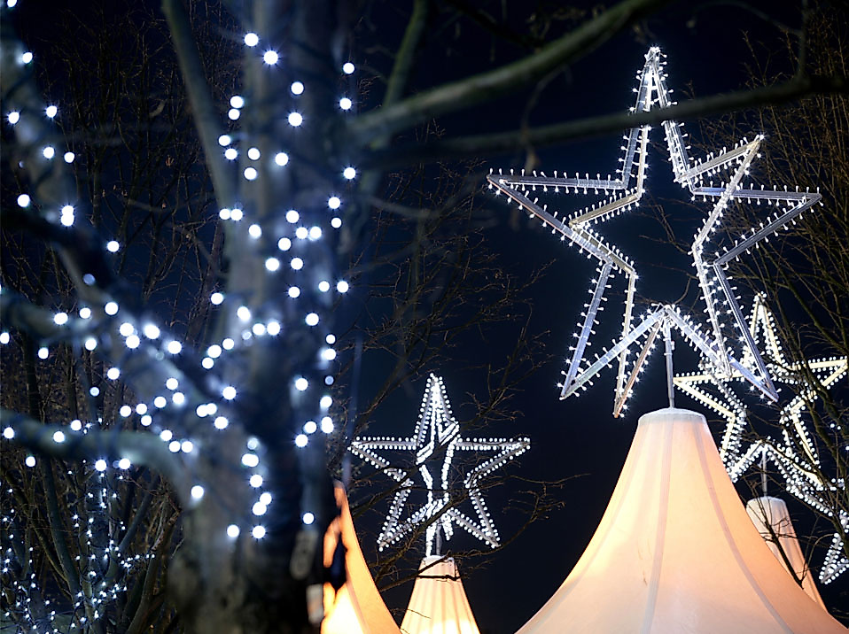 Leuchtende Sterne und Lichterbäume schmücken den Weihnachtsmarkt Weißer Zauber an der Alster.