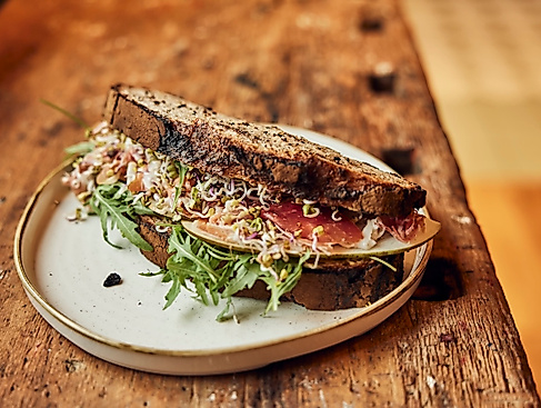 Iss ne Stulle! Im Mühlencafé kommt auf den Teller, was eben noch von der Mühle verarbeitet wurde.