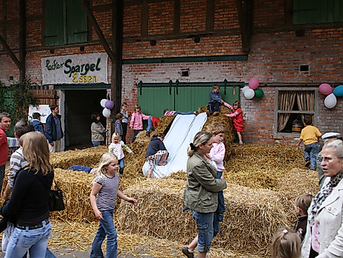 Der beliebte Strohtobeberg bei Niemanns Spargelfest