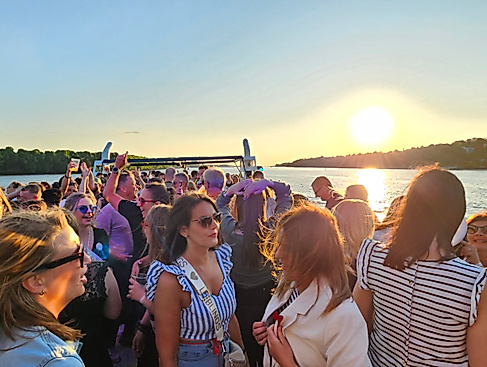 Bootsparty im Sonnenuntergang