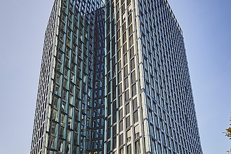 Tanzende Türme auf St. Pauli vor blauem Himmel als modernes Wahrzeichen Hamburgs