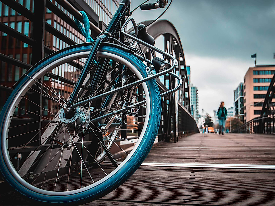 Nahaufnahme eines Fahrrads auf Brücke mit Kopfsteinpflaster in der Hamburger Speicherstadt