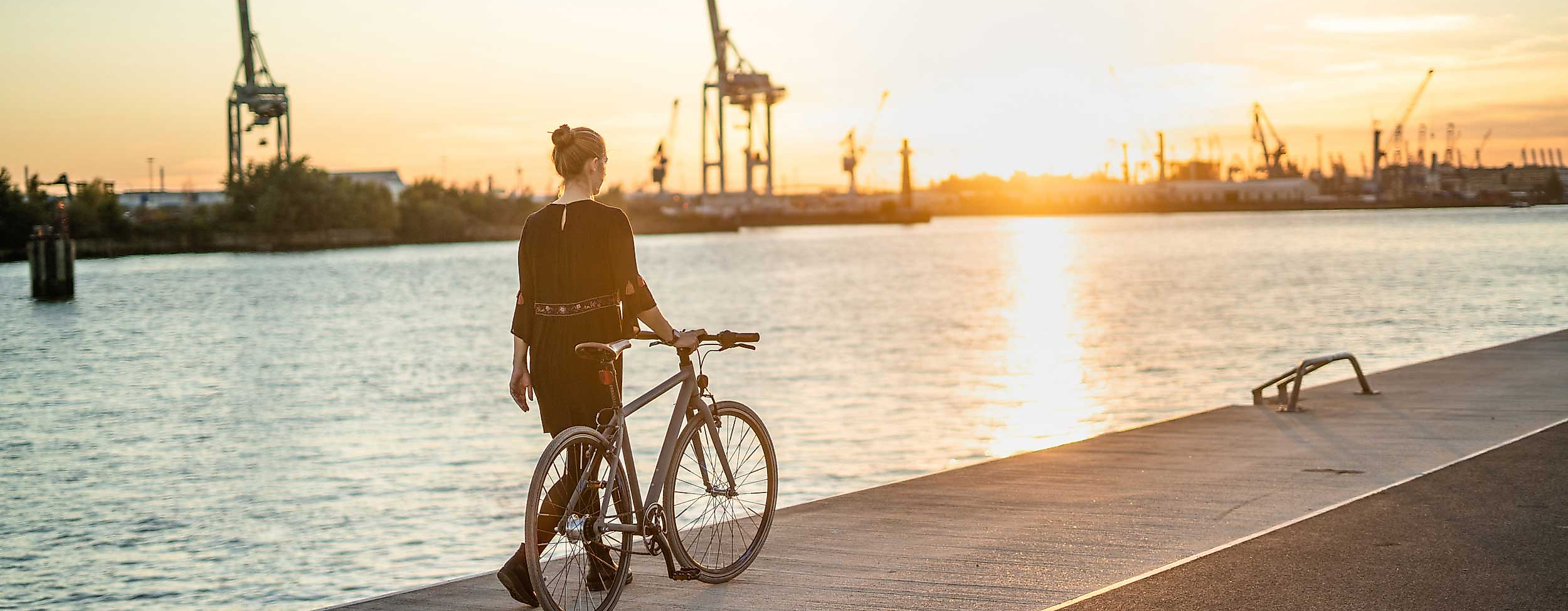 Fahrrad-grosse-Hafenrundfahrt-c-simon-AdobeStock_241398922