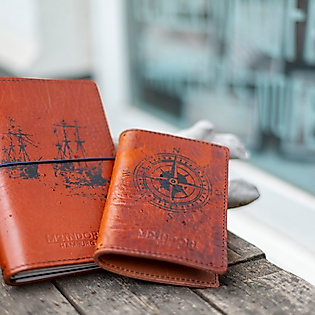 Handgefertigte Leder-Notizbücher vom Atelier MoinDori auf Holztisch vor Schaufenster arrangiert