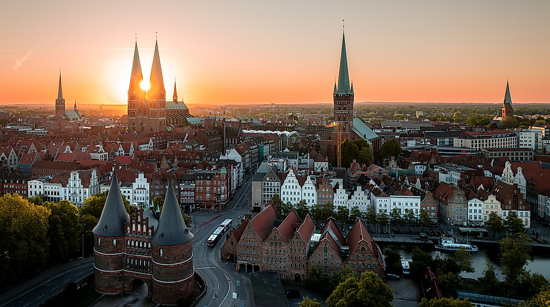 7Türme+ Benefiz-Kirchenführung, Treffpunkt am Holstentor - Ziel: Herz-Jesu-Kirche