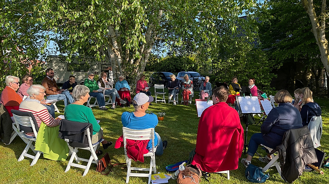 Taizé-Andacht im Pastoratsgarten