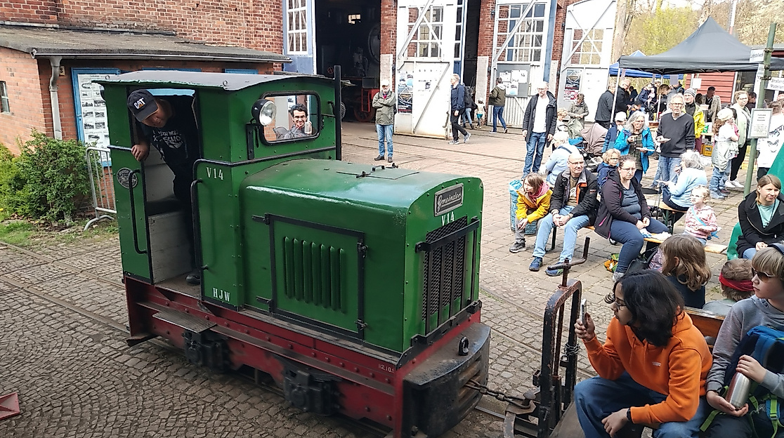Bildunterschrift: Im Eisenbahnmuseum Lokschuppen Aumühle wartet die kleine Feldbahn auf kleine wie große Mitfahrer und Mitfahrerinnen. (Foto: VVM)