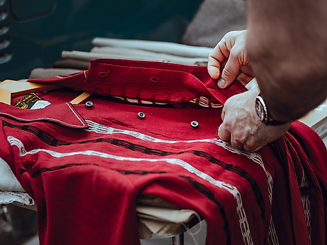 kleidung_c-unsplash-clem-onojeghuo