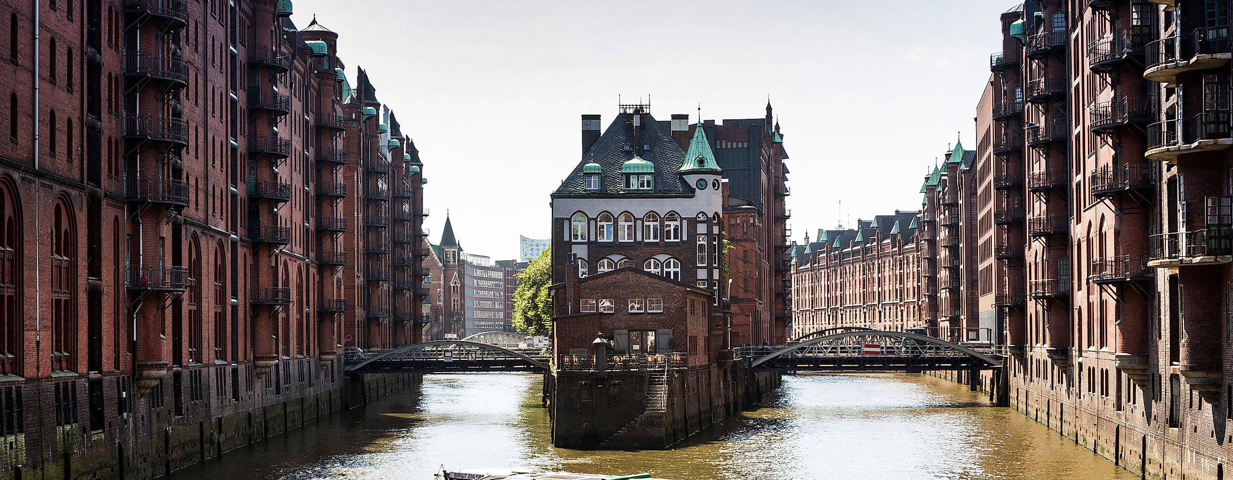 web-l-barkasse-wendet-in-der-speicherstadt-c-mediaserver-hamburg-joerg-modrow